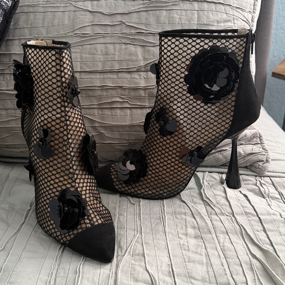 Betsey Johnson New Navey Fishnet with 3D flower Detail booties Size 11
